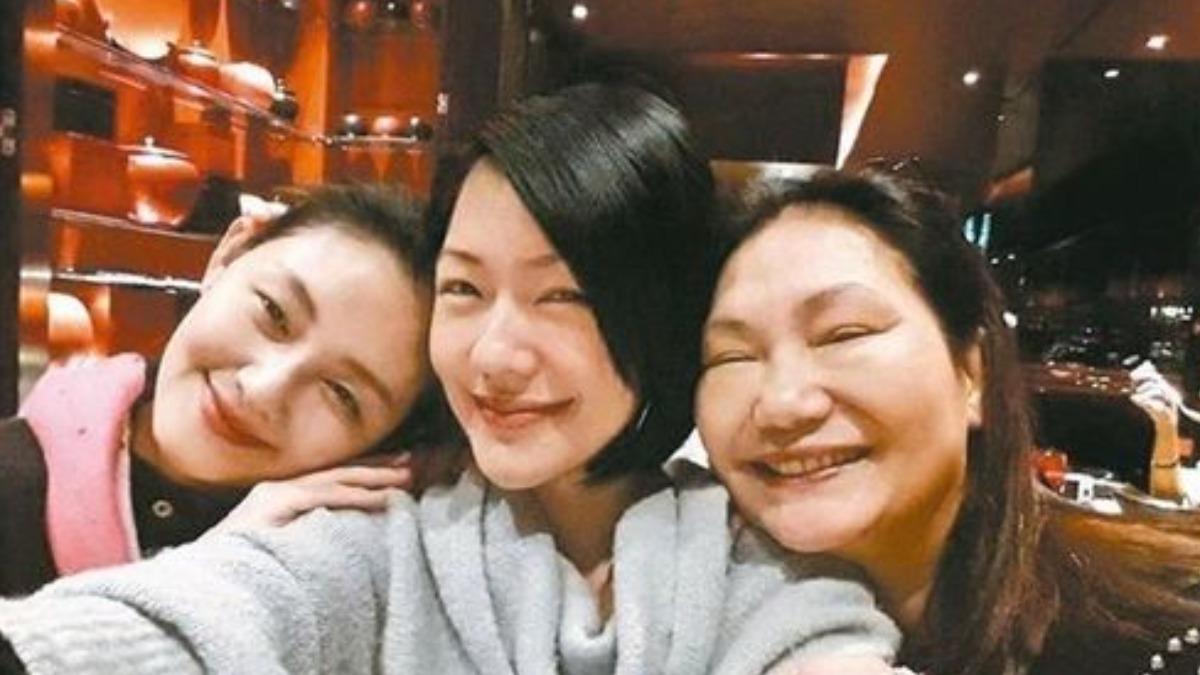 S媽（右）為大S發聲，宣告上戰場。（圖／翻攝自臉書）