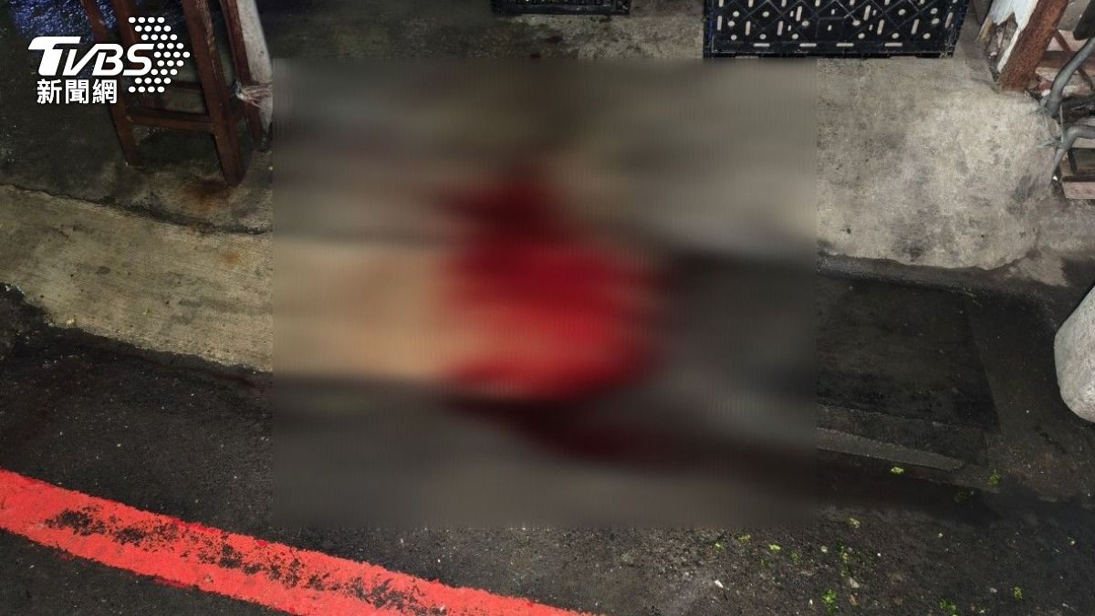 劉男左手掌被砍爆血,地上留下大片血跡。(圖/陳冠宇攝)