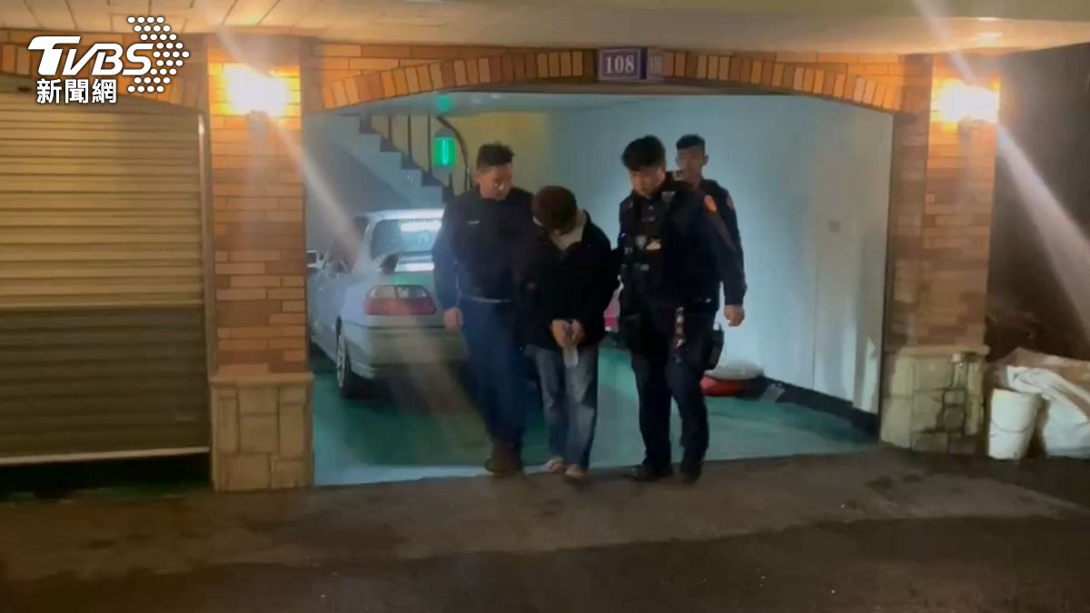 砍人的蔡男在林口區汽車旅館遭警方逮捕。(圖/TVBS)