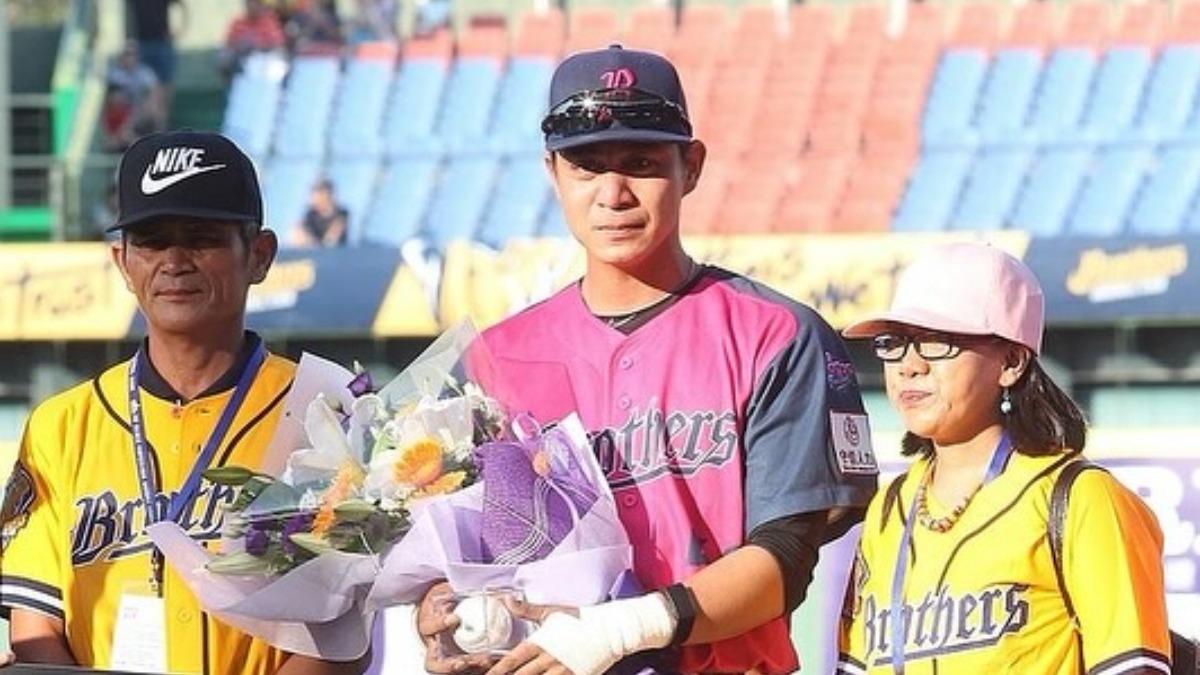 中職/曾跨場連4打席開轟!曾陶鎔宣布退休:抱歉沒能光榮退役