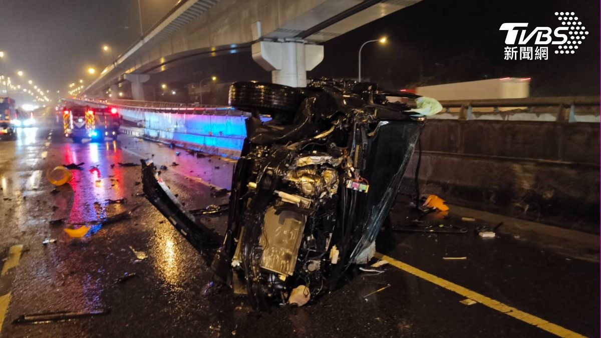 下雨天撞爛!國1失控衝分隔島 休旅車賓士變形成廢鐵