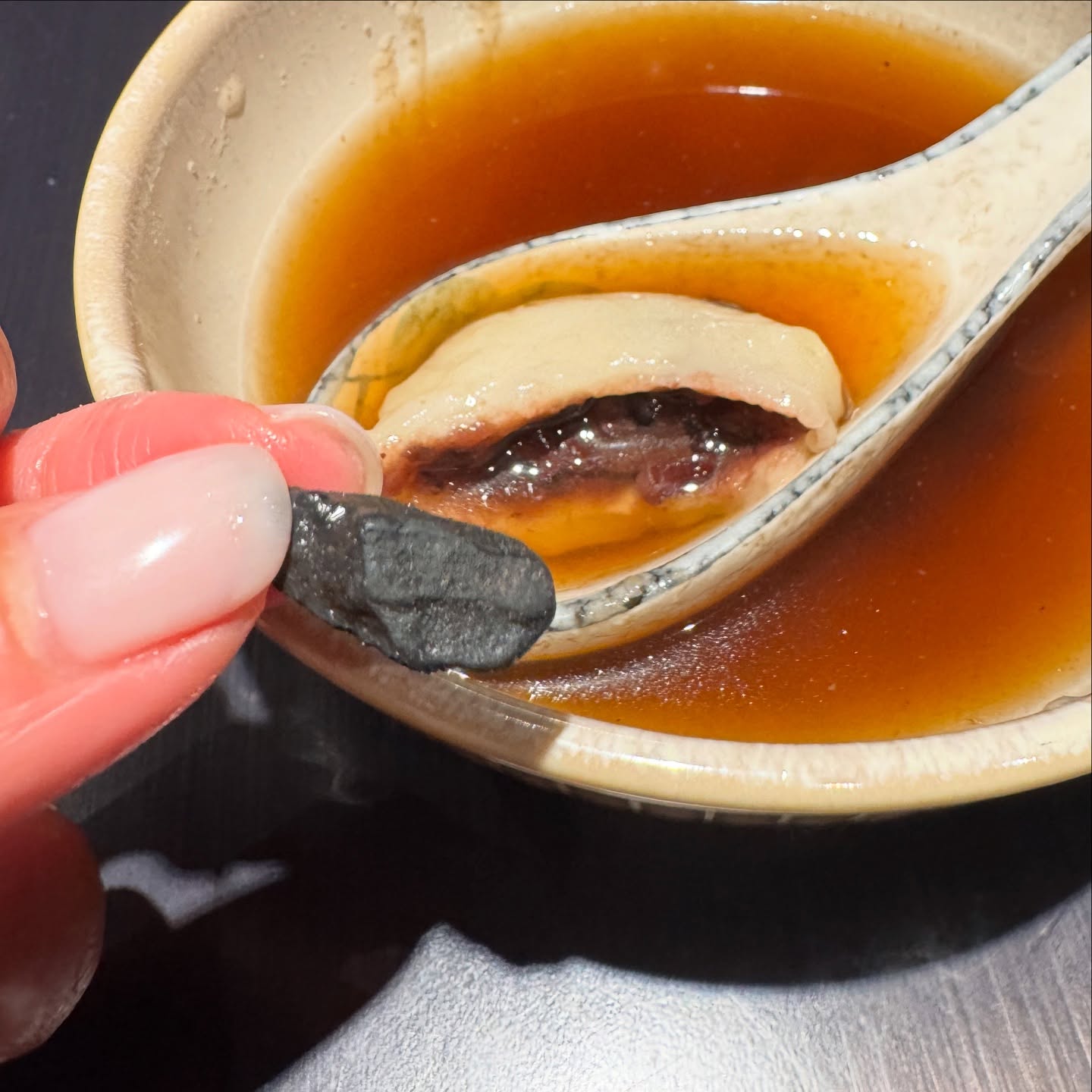 蔡逸帆在湯圓中吃出石頭。(圖/翻攝自蔡逸帆臉書粉專)