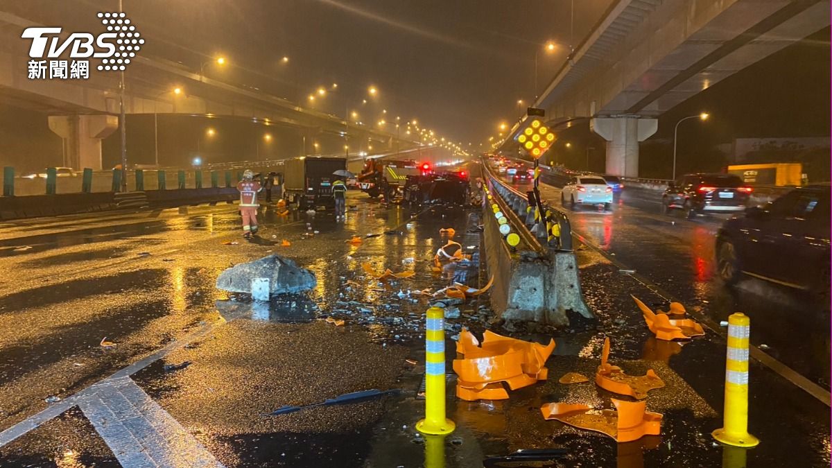 賓士疑似因天雨路滑不慎自撞分隔島。(圖/TVBS)