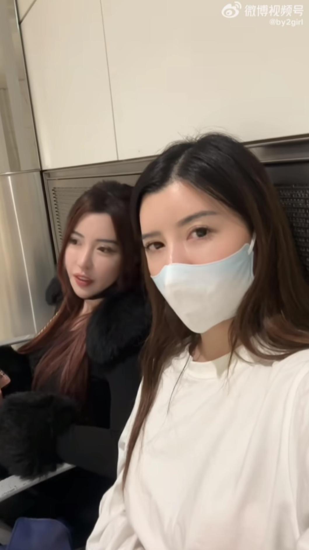 By2困在機場2個小時,無奈全寫在臉上。(圖/翻攝自by2girl微博)