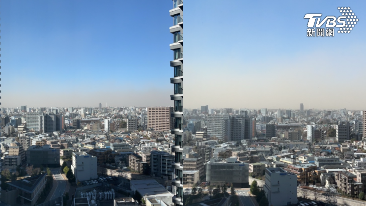 民眾從新宿往遠處拍下，強風吹起大片沙塵的模樣，且沙塵越來越靠近。（圖／讀者提供）