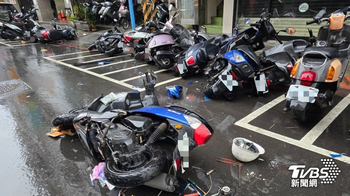 有片/新北無照男逆向撞12機車落跑 1小時後又肇事下場慘了