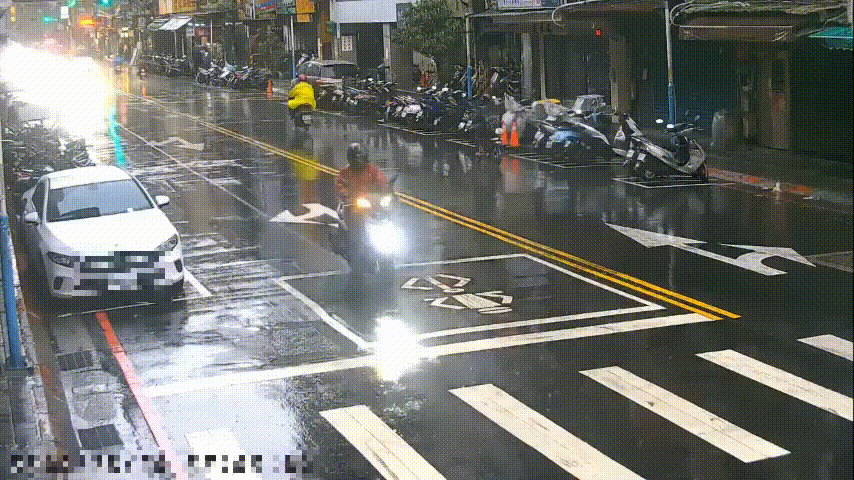 小客車逆向對撞騎士。（圖／TVBS）