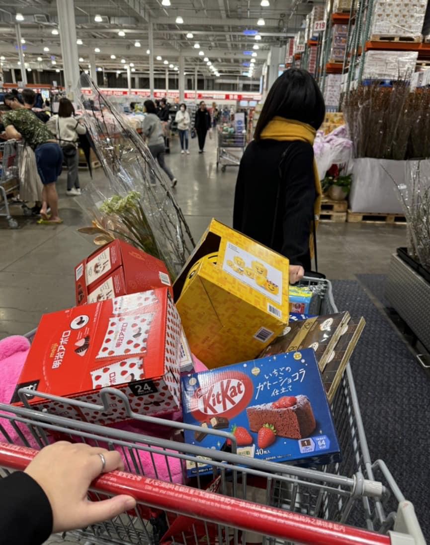 購物車內堆滿了情人節應景商品,包括巧克力、熊熊玩偶及樂高積木等。(圖/翻攝自Costco好市多商品經驗老實說臉書)