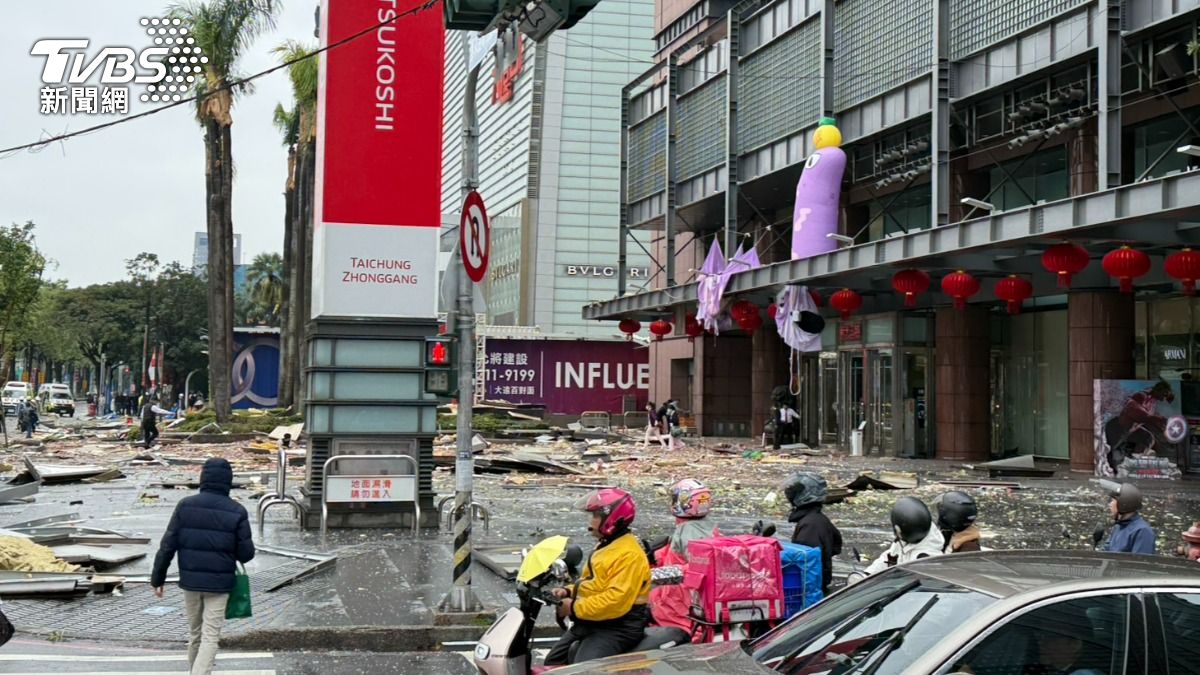 氣爆現場一團混亂。（圖／TVBS）