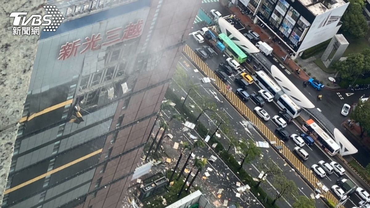 台中新光三越發生嚴重氣爆案,警方緊急啟動交通管制。(圖/TVBS)