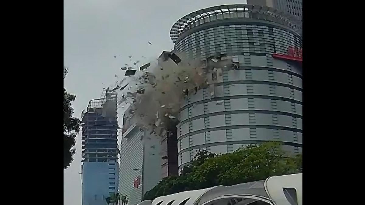 新光三越氣爆瞬間，大量雜物噴出。（圖／翻攝畫面）