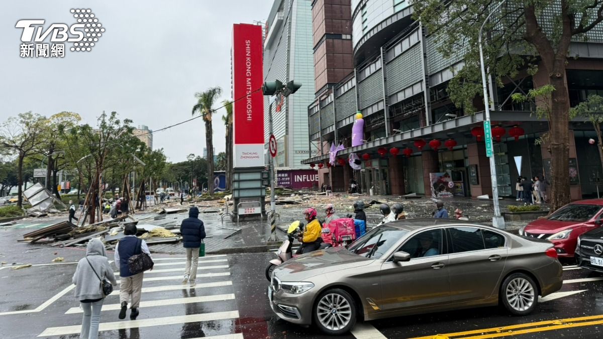 新光三越氣爆已造成1人死亡、6人重傷命危。(圖/TVBS)