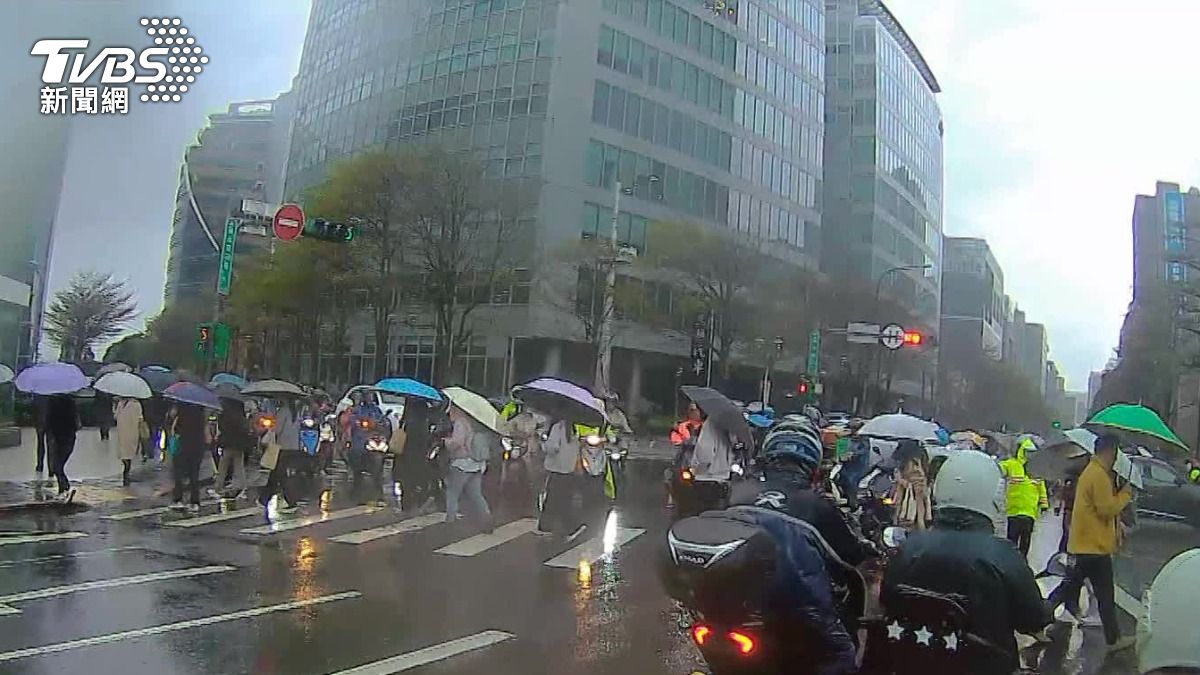 大雨狂下！　上班族哀號：計程車叫嘸、塞車遲到