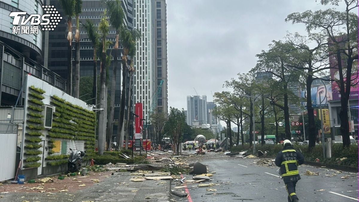 周邊道路進行交通管制。(圖/TVBS)