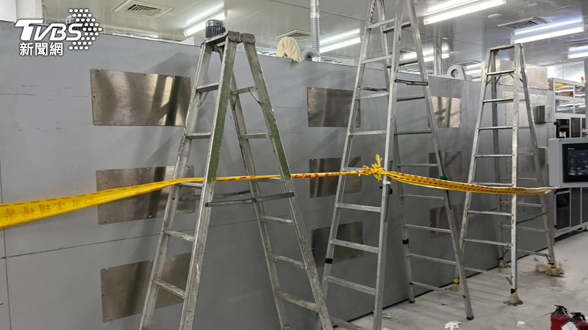 現場是4樓建物,警消到場時,外觀有些許白煙。(圖/TVBS)