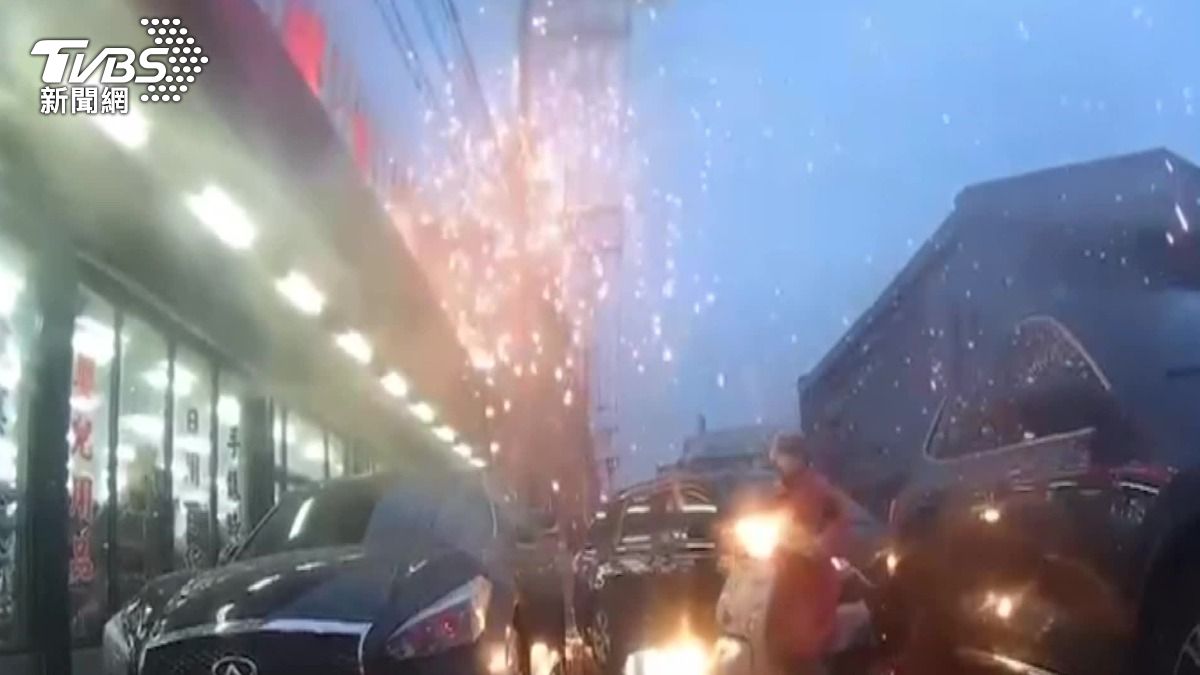 碰!路邊突爆「火星落地」 用路人急閃避
