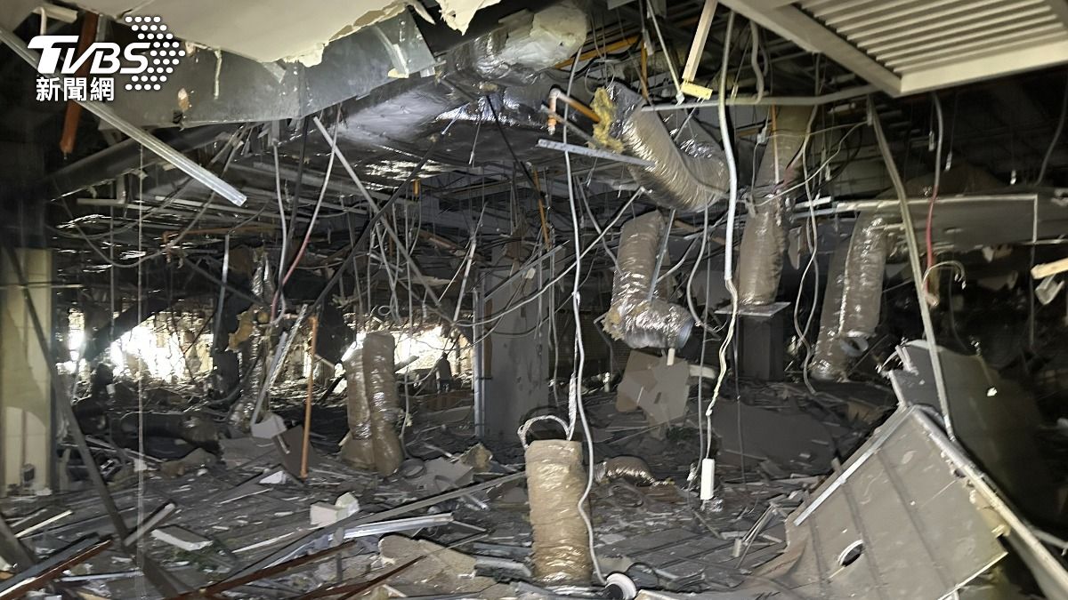 新光三越氣爆樓層現場如同廢墟。(圖/消防救災群組)