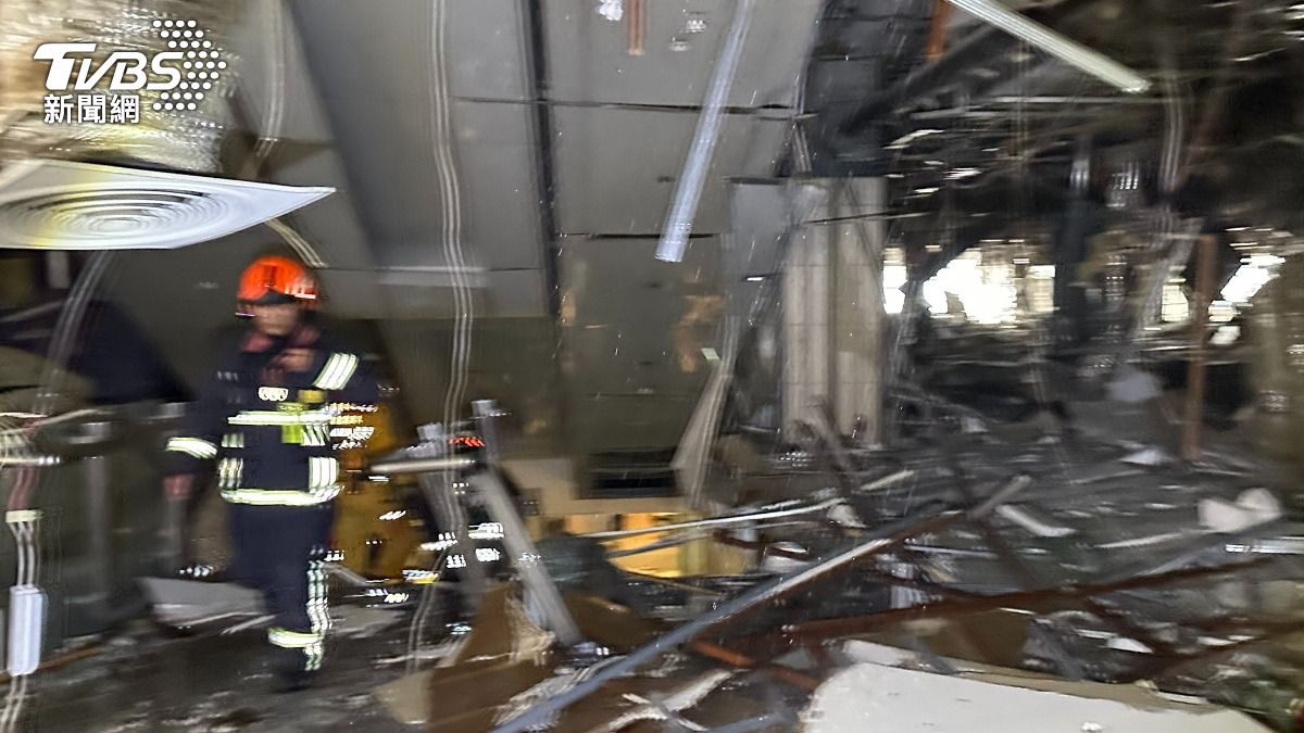 警消人員進入現場搜救。(圖/消防救災群組)