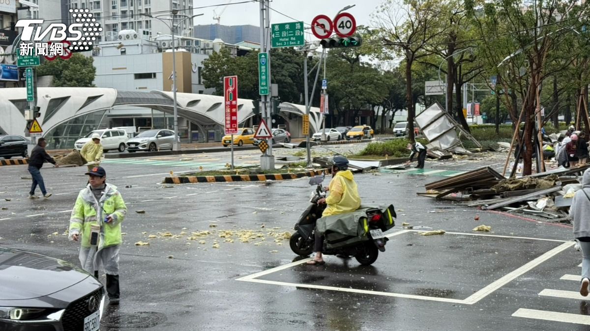 台中新光三越氣爆,許多雜物被炸飛。(圖/TVBS)