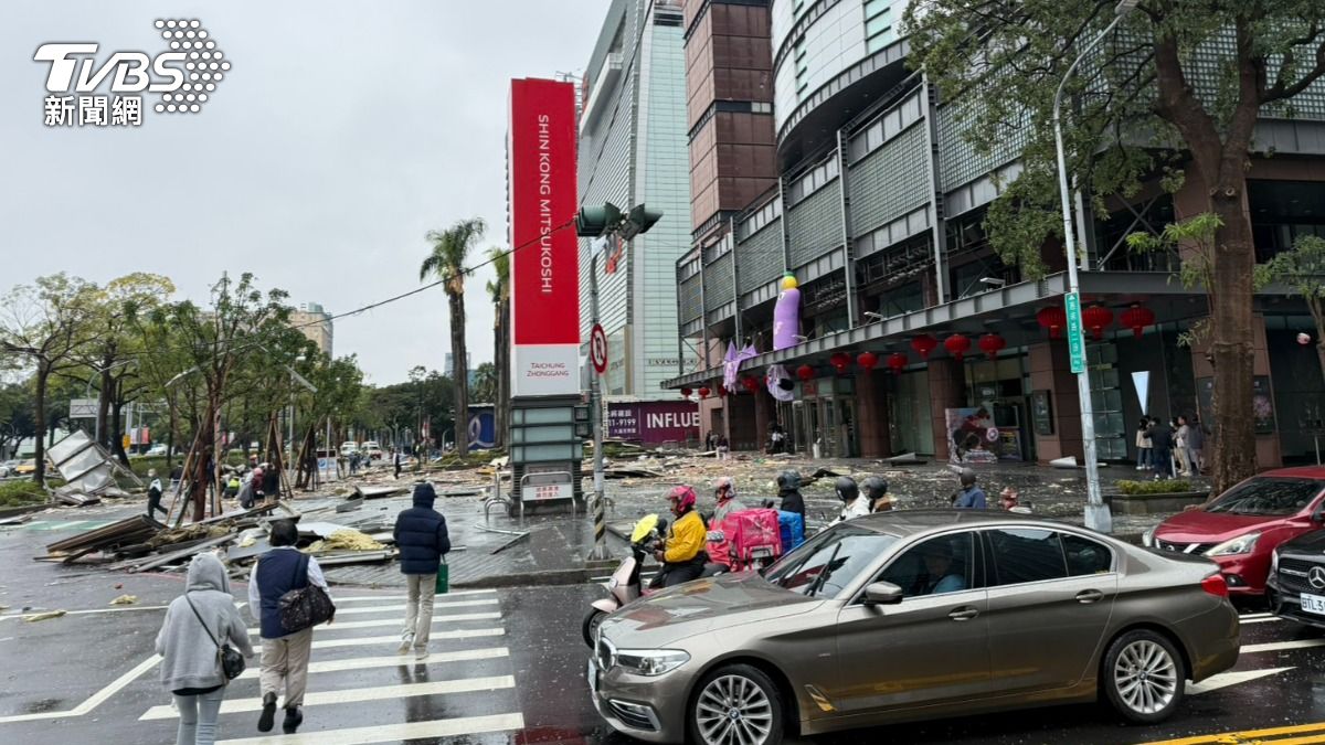 台中新光三越氣爆,許多雜物被炸飛。(圖/TVBS)