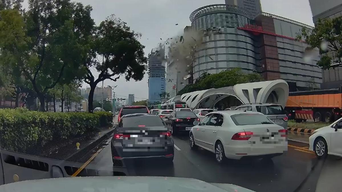 行車紀錄器拍下爆炸瞬間。(圖/翻攝畫面)