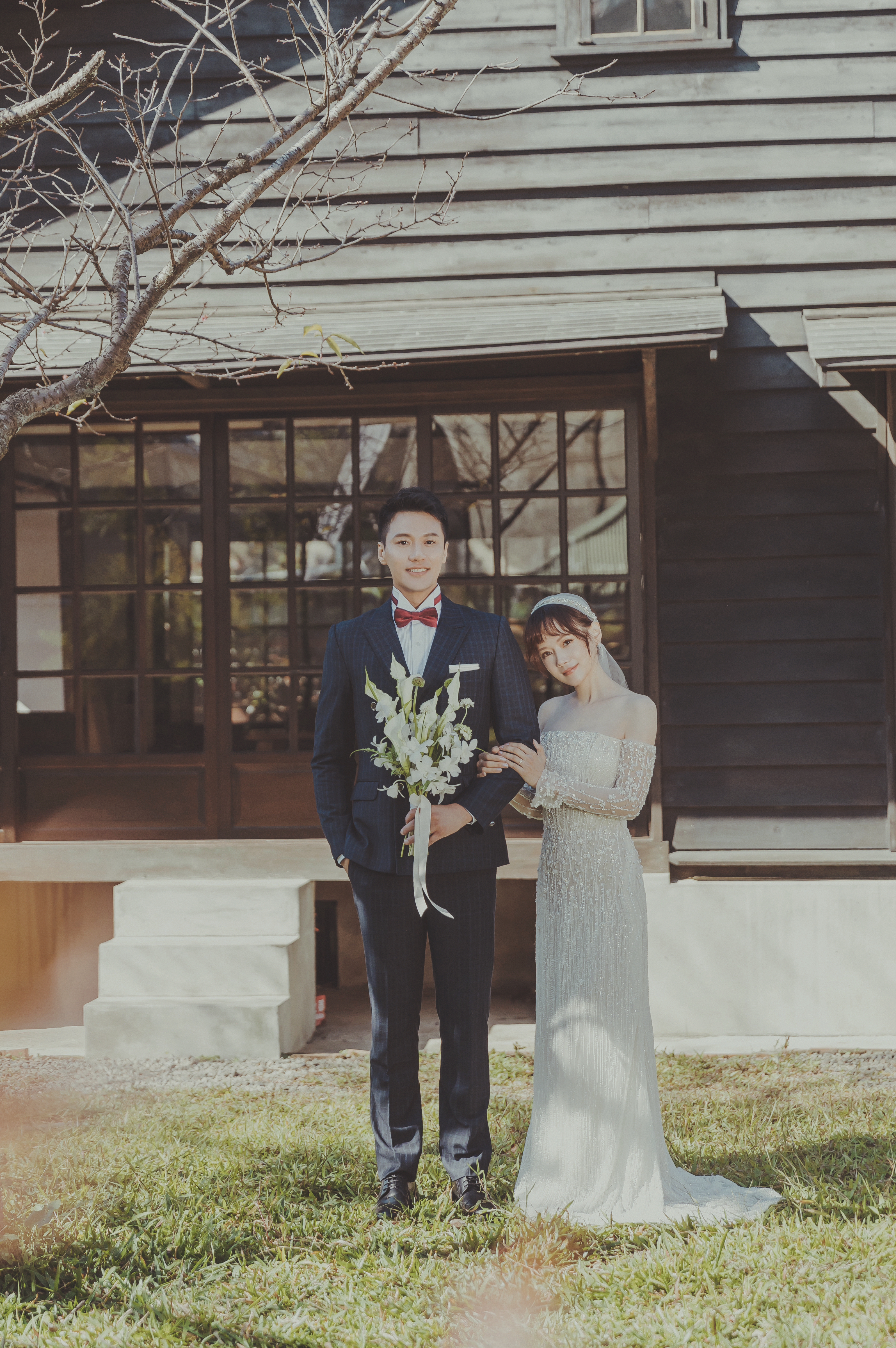 張睿家（左）、黃安若在情人節釋出浪漫婚紗照。（圖／LinLi Boutique提供）