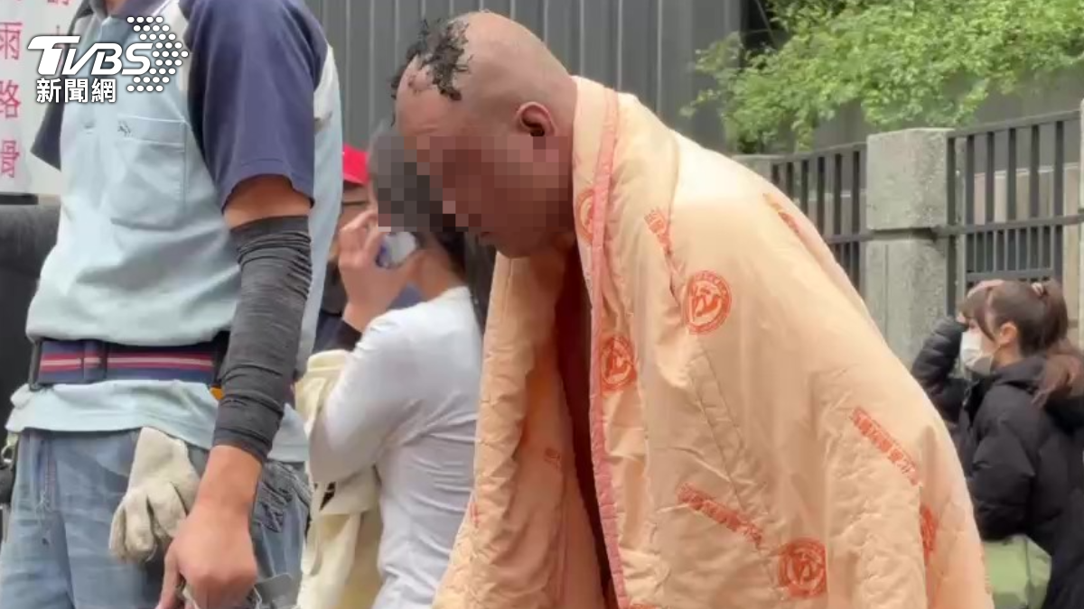 台中新光三越氣爆工人還原現場 有人「頭髮燒光手脫皮」路邊待救