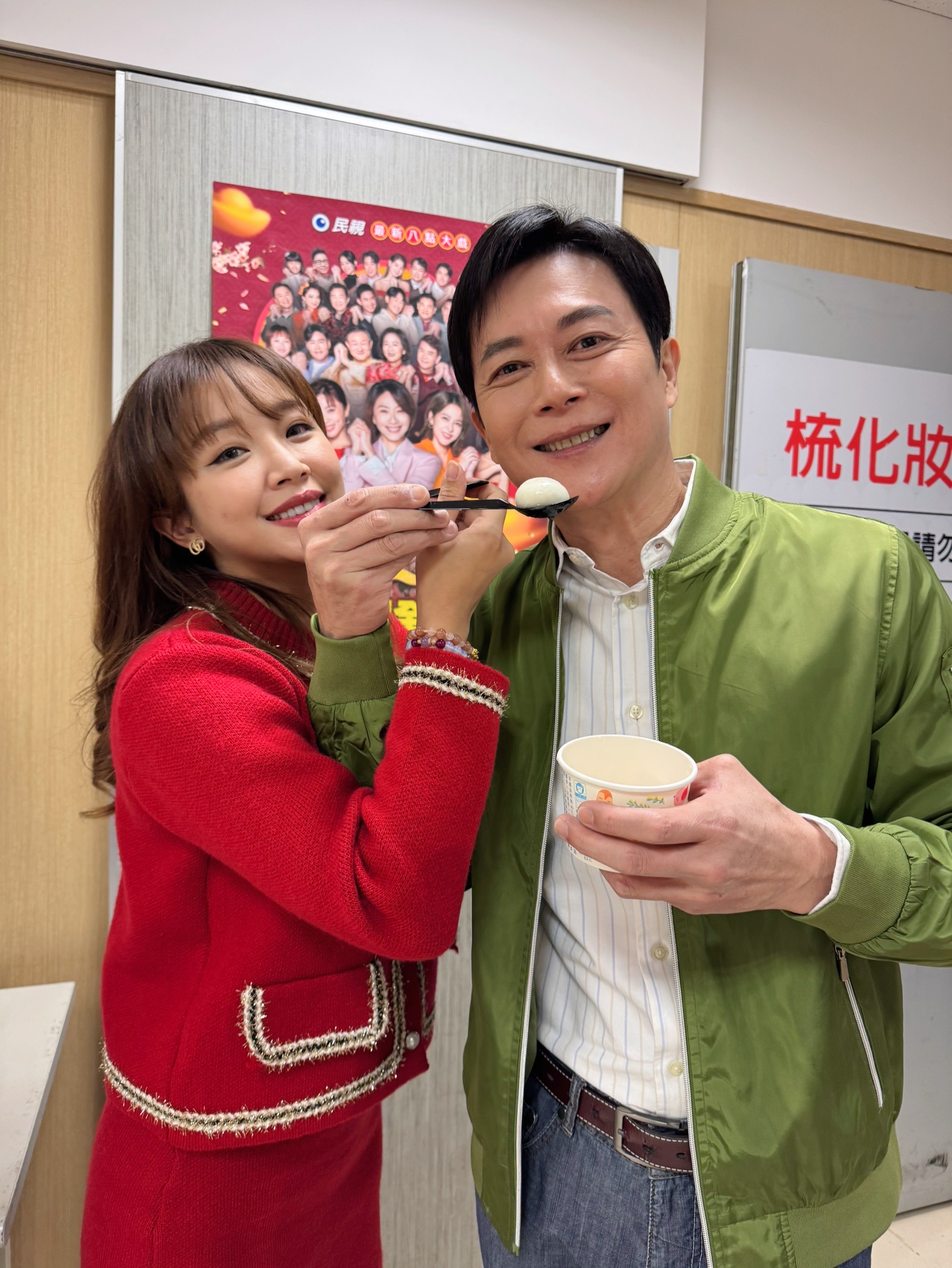 王燦(右)劇中與賴慧如發展禁忌戀。(圖/民視提供)