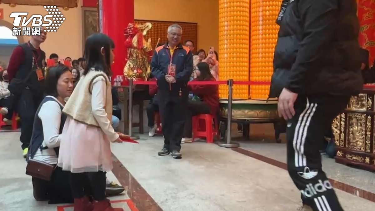 年僅6歲蔡姓女童連擲12聖筊，贏回1輛電動休旅車。（圖／TVBS）