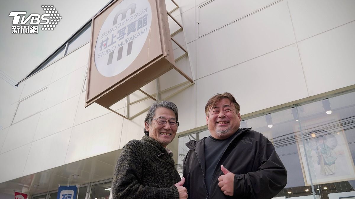 在熊本大津町經營照相館的村上老闆(圖右),與多年好友一木老師(左)。(圖/羅佳蓉攝)