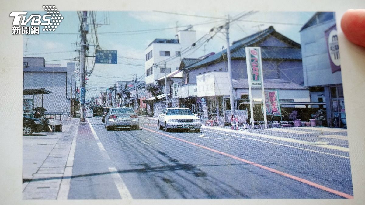 村上老闆從30、40年前開始幫忙照相館裡的工作,並分享大津町過去街道的模樣。(圖/羅佳蓉攝)
