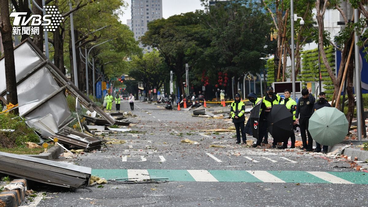 氣爆後碎片噴到馬路上。(圖/胡瑞麒攝)