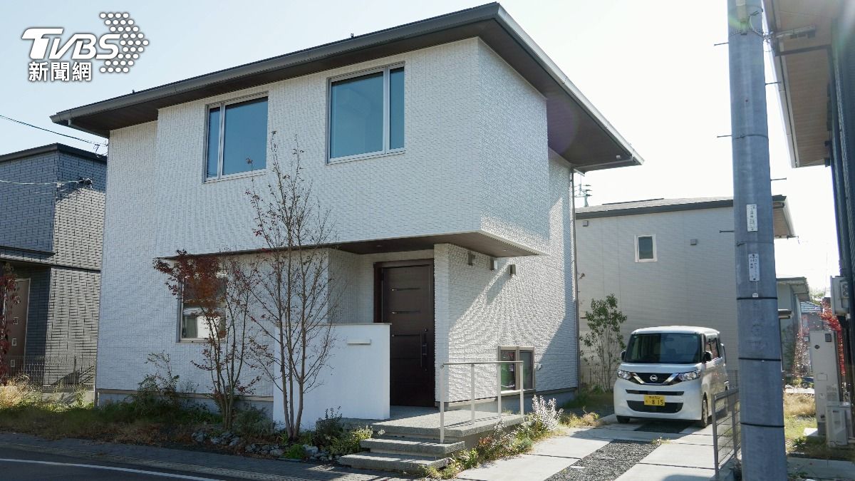 日本建物和建物之間,都需要裝設圍牆或者鐵製欄杆。(圖/羅佳蓉攝)