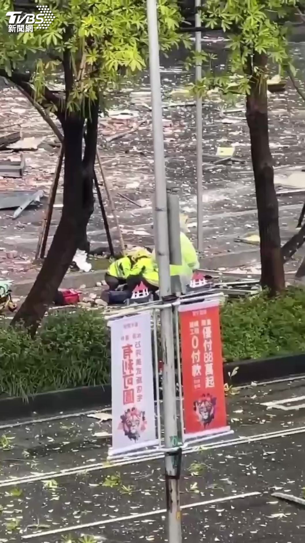 民眾癱倒路邊,現場全是氣爆磚瓦碎片。(圖/TVBS)