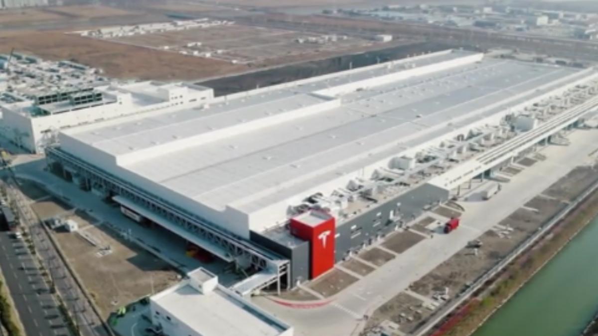 特斯拉的儲能電池超級工廠只花7個月就完工,再度展現所謂的「特斯拉速度」。(圖/CCTV+)