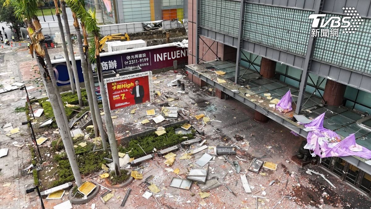 氣爆造成新光一樓廣場一片狼藉。（圖／呂世樺提供）