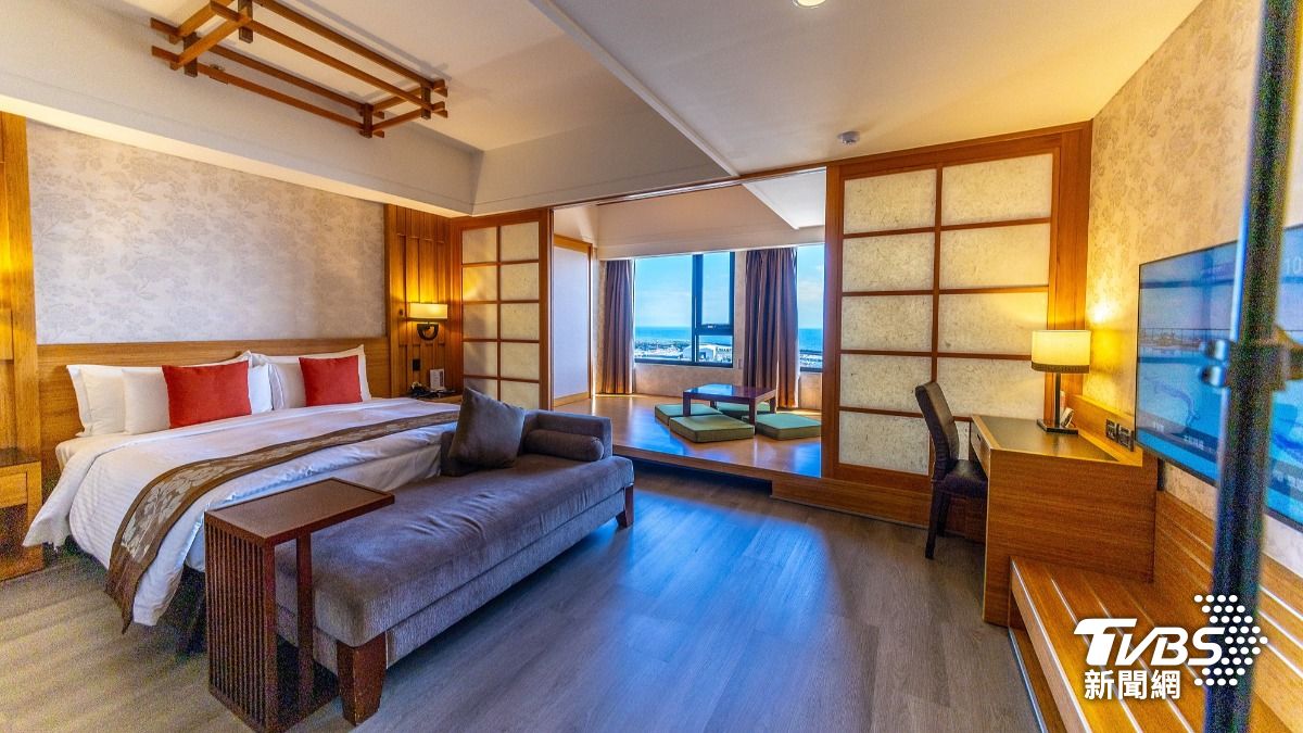 入住浪漫公主帳和洋客房品紅酒嚐甜點。(圖/福容花蓮店)