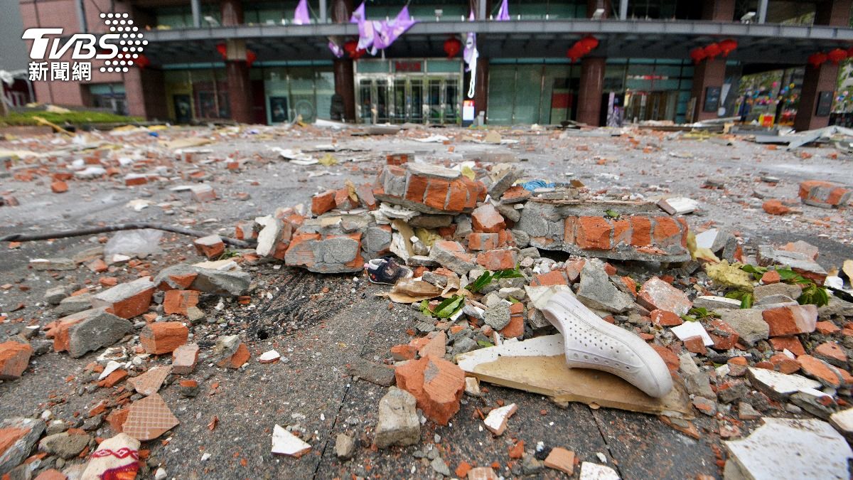 台中新光三越1樓滿地瓦礫。（圖／胡瑞麒攝）