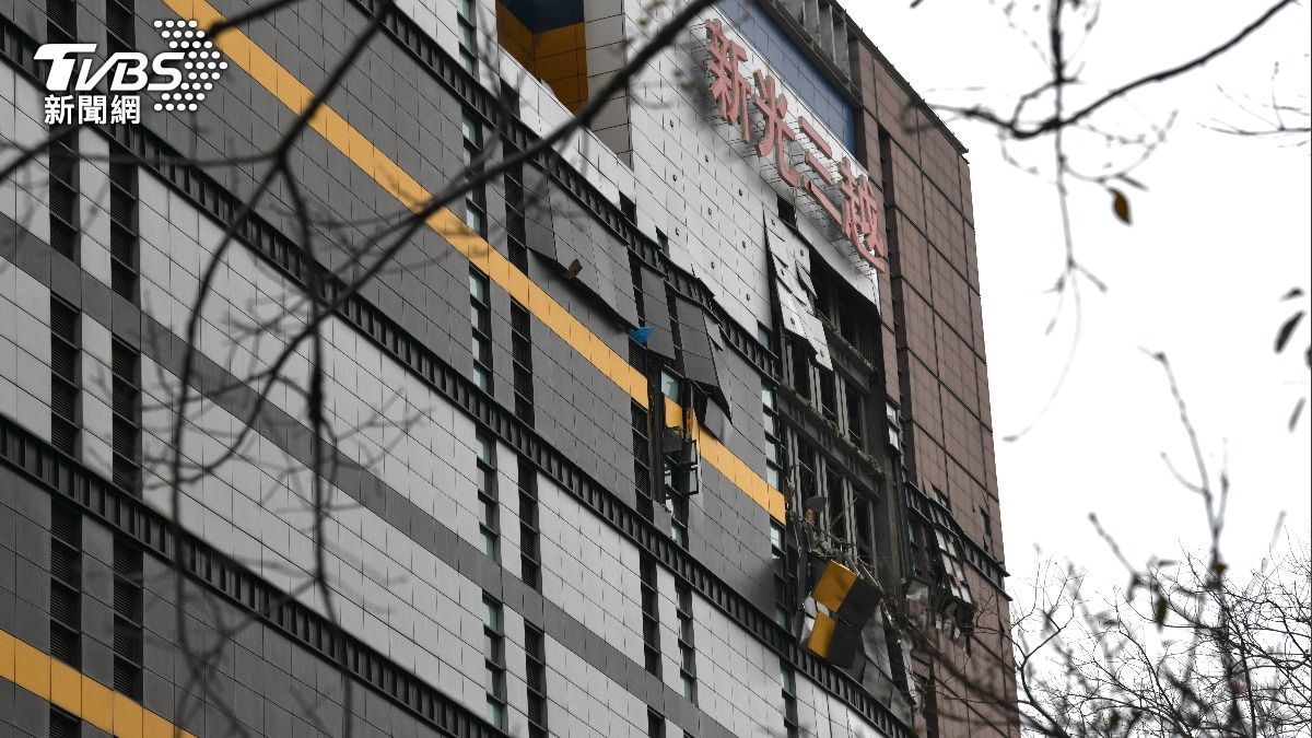 台中新光三越牆面被炸開。（圖／胡瑞麒攝）