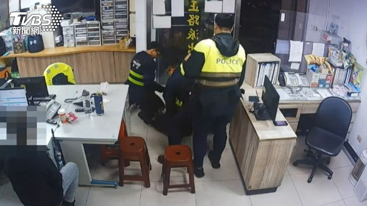 自投羅網!通緝犯報案被認出 警送他「大外割」壓制逮捕