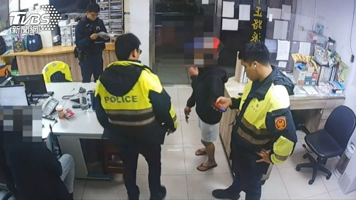 曾姓通緝犯到派出所報案手機遺失,員警馬上認出他。(圖/TVBS)
