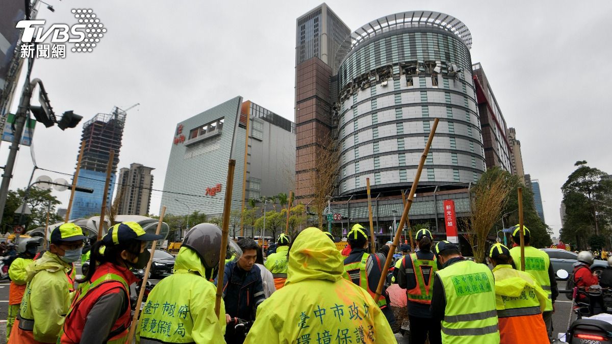 台中新光三越氣爆，台中市環保局出動清理現場。（圖／胡瑞麒攝）