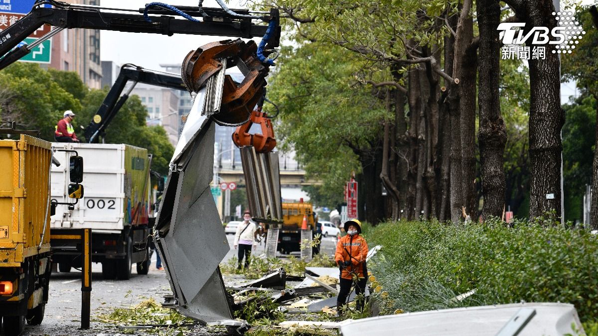 台中新光三越碎片被炸到道路上。（圖／胡瑞麒攝）
