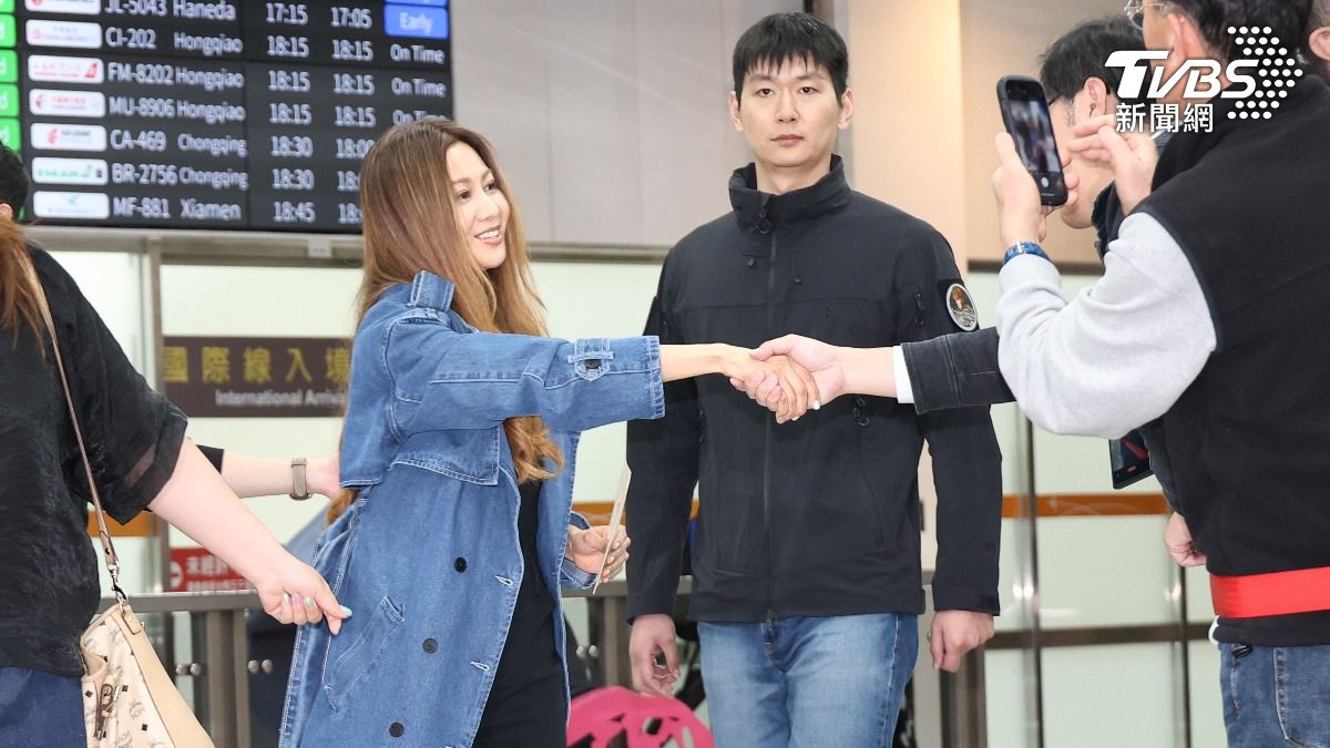 看到熱情的台灣粉絲,倉木麻衣握手回應。(圖/張哲鳴攝)
