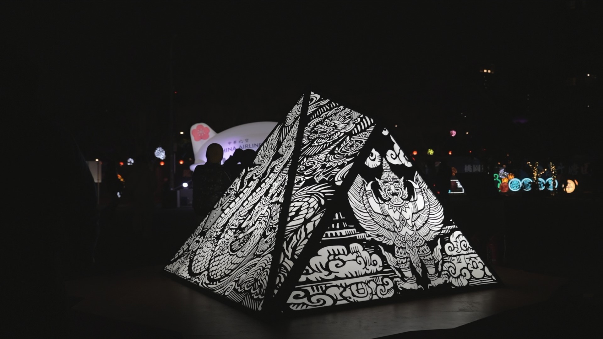 ▲「神話之島‧落葉成山」，手繪創作泰國納迦和迦樓羅神話的視覺圖像，以細緻工法鏤空呈現。(圖片來源：桃園市政府客家事務局)