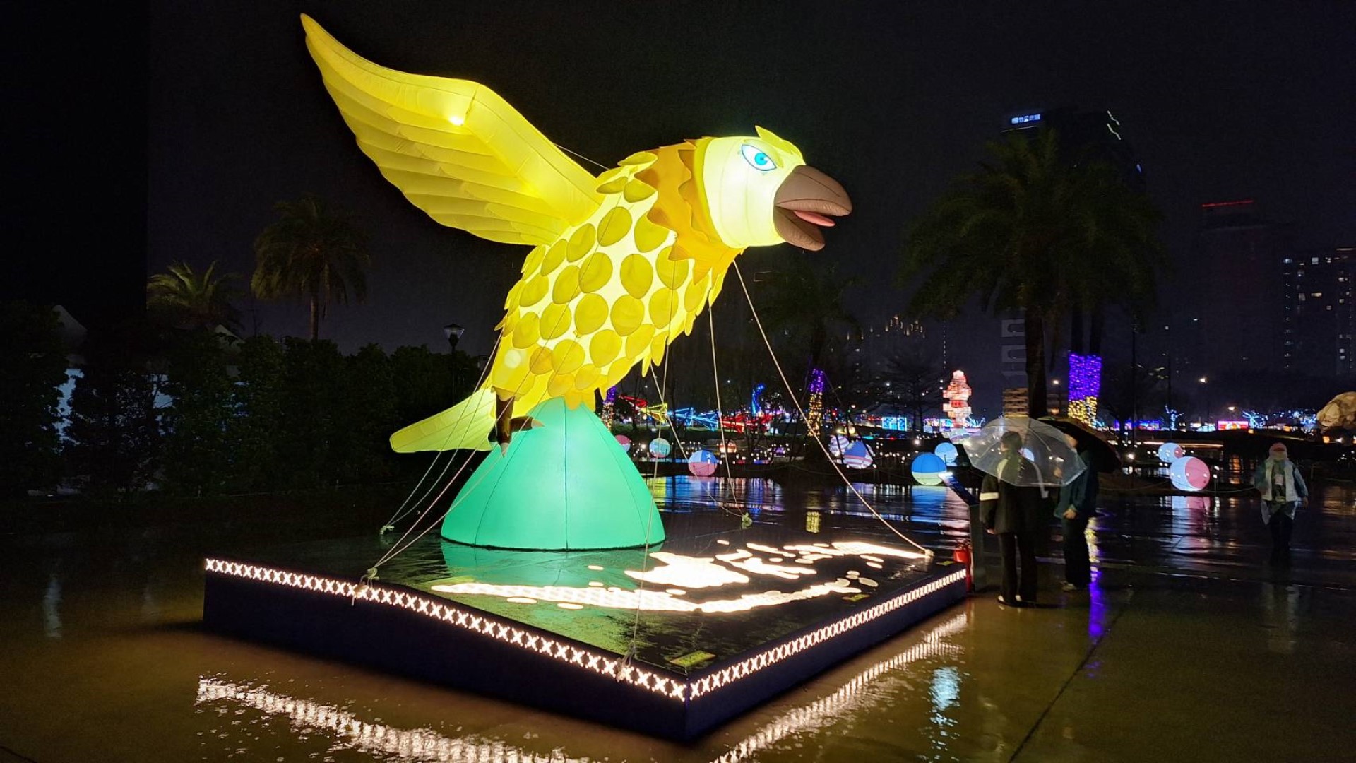 ▲「榮耀印尼—大鵬金翅鳥」，底座以印尼蠟染紋路繪製印尼地圖，金翅鳥展翅於新天地之上，象徵著無論是在印尼或台灣，彼此的文化交織融合。(圖片來源：桃園市政府客家事務局)