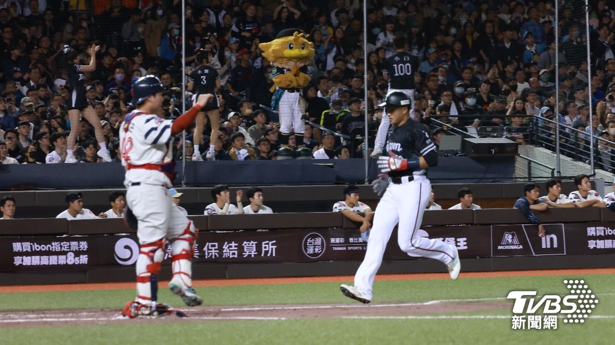 比賽進行到2局,樂天巨人2:1台灣。(圖/華子琛攝)