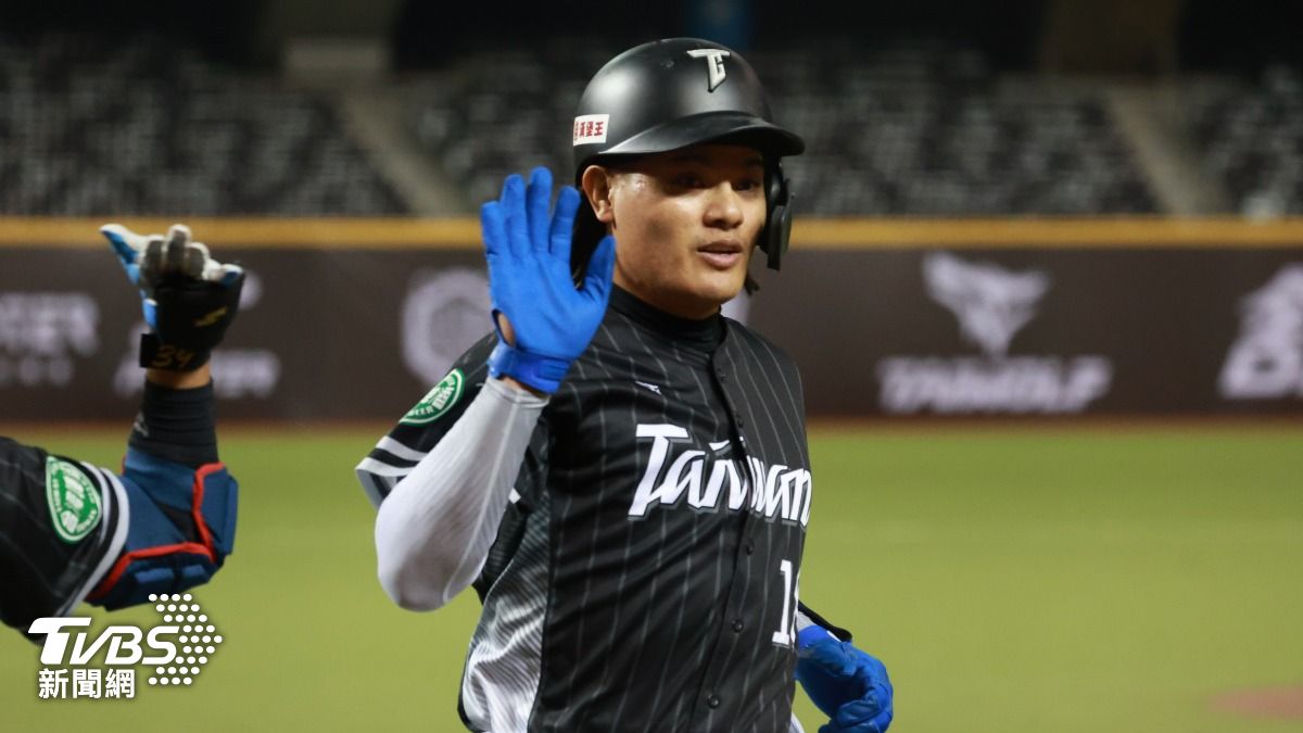 6局上張育成跑回追平分。(圖/華子琛攝)