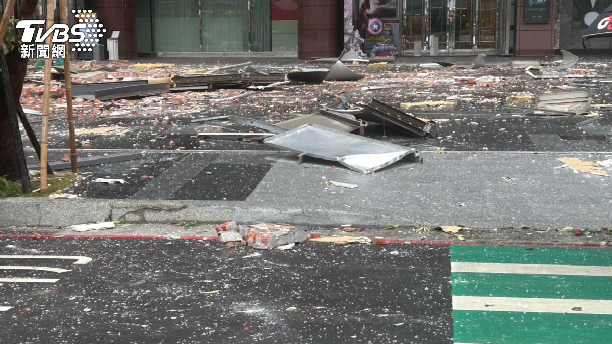 台中新光三越氣爆,56歲阿公遭磚瓦砸中身亡。(圖/TVBS)