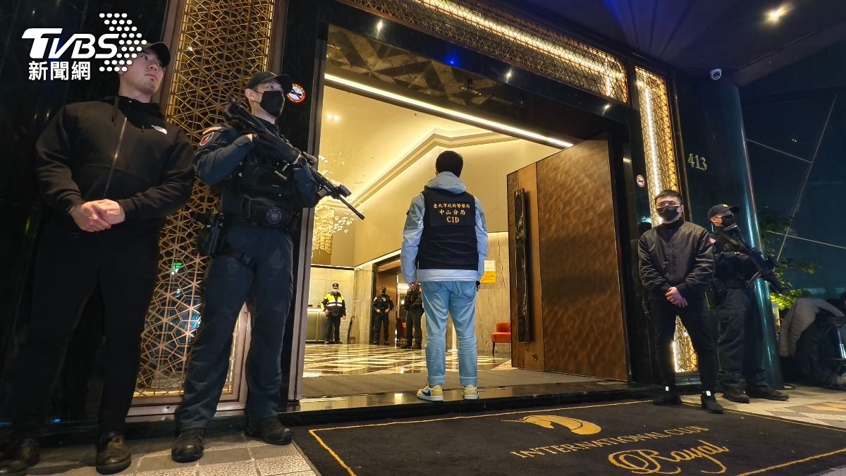 臨檢首站就是竹聯幫前任幫主「么董」嫡系堂口圍事之酒店。（圖／陳冠宇攝）